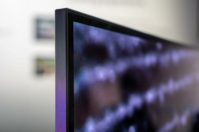 Schlanker Displayrahmen mit weniger als 1 Zentimeter Tiefe (Samsung S95C OLED TV)