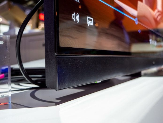 Die nach vorne gerichteten Lautsprecher des Panasonic MZW2004 4K OLED TV liefern einen schönen Klang