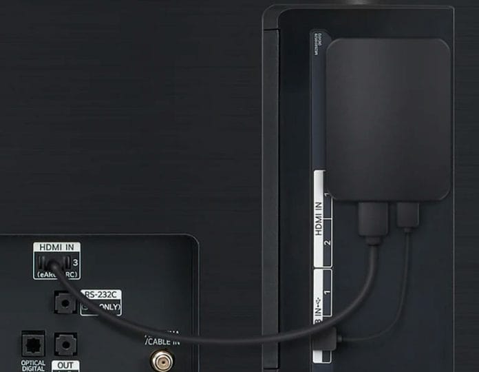 WOWCAST Box auf der Rückseite eines LG OLED TVs