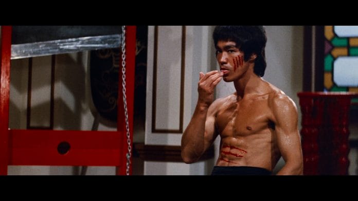 Bruce Lee, der Star von "Der Mann mit der Todeskralle" hat wortwörtlich "Blut geleckt"