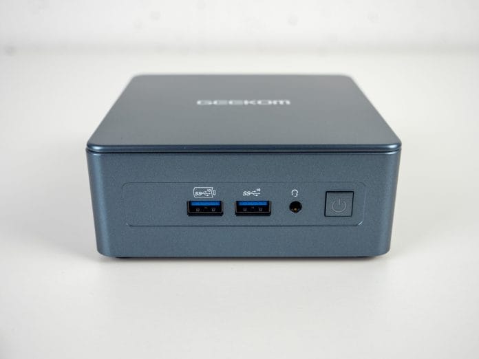 Frontanschlüsse des Geekom Mini IT13: USB 3.2 Gen2 + Audio-Buchse (3.5mm)